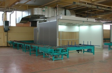 Lakirna kabina s suhim filtrirnim sistemom z valjčnimi transporterji